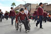 Un joven desfiló en silla de ruedas; su discapacidad no fue impedimento para participar el evento cívico.