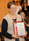 Profra. Beatriz Pérez Aguirre muy feliz recibió reconocimiento por su excelente trayectoria academica.- Érick Sotomayor Fotografía