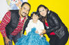 Piñata. Nahomi Carolina Navaes cumplió 3 años, por lo cual le ofrecieron una divertida fiesta. La acompañan sus papás.