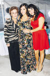 La festejada lució muy feliz con su abuelita Emilia de la Torre y su mamá Karina López.