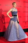 La protagonista de la cinta, Jennifer Lawrence, lució sonriente a su paso por la alfombra roja.