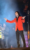 El cantante mexicano Marco Antonio Solís “El Buki” demostró ante más de 10 mil personas que se dieron cita en el Zócalo capitalino, que aún conserva su esencia romántica.