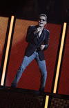 El cantante español Alejandro Sanz sostiene su premio Grammy a Mejor Álbum Vocal Pop Contemporáneo
