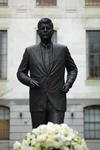 En Boston, la ciudad natal de Kennedy, el gobernador de Massachusetts, Deval Patrick, colocó una ofrenda floral en la estatua construida en su honor.