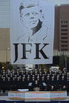 Estados Unidos rindió homenaje al presidente John F. Kennedy, asesinado hace 50 años en Dallas (Texas) y cuya figura, idealizada por la mayoría de los ciudadanos, sigue causando una fascinación alimentada en parte por las variadas teorías de la conspiración acerca de su muerte.