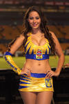 La porrista de Tigres bailando en el Volcán.