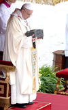 Tras la lectura del evangelio el pontífice la sostuvo en brazos en señal de adoración.