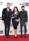 La cantante Miley Cyrus, posó junto a su padre Billy Ray, en la alfombra roja.