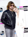 Los intrganted de Lady Antebellum desfilaron por la alfombra roja con serios atuendos.
