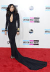 La cantante californiana Katheryn Elizabeth Hudson, mejor conocida como Katy Perry, quien realizó una presentación en el evento musical, lució un vestido negro con detalles de flores.