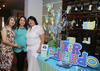24112013 FIESTA DE CANASTILLA.  Érika Sánchez con su mamá, Rosa Cruz Morales, y su suegra, Vicenta Martínez, anfitrionas del evento.