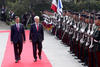 El acto, celebrado en la residencia presidencial de Los Pinos, culminó con la firma de una declaración conjunta y una invitación de Peres a Peña Nieto para que visite Israel en 2014.