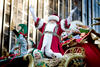 Santa Claus no pudo faltar en el desfile que llenó de alegría a los pequeños asistentes.