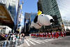 Los enormes globos se elevaron junto con el ánimo de la multitud a medida que el desfile anual de la tienda Macy's por el Día de Acción de Gracias recorría las calles de la ciudad de Nueva York.