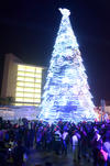 El árbol navideño deslumbró a los asistentes  en la Plaza Mayor de Torreón.