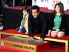 El comediante Ben Stiller imprimió en medio de admiradores y amigos como Tom Cruise, sus huellas en cemento fresco en el legendario teatro Chino de Hollywood.