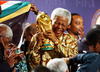 Madiba apareció en público por última vez en la clausura del Mundial de Fútbol de Sudáfrica de 2010. Su popularidad estuvo siempre acompañada de un acoso mediático que duró hasta sus últimos días de vida, con legiones de periodistas acampados, ante el hospital de Pretoria en el que estuvo internado el expresidente y ante su casa, para dar la noticia de su muerte.