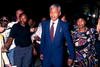 Tras un lustro en el Gobierno, el primer presidente negro de Sudáfrica dejó el cargo en 1999 y se retiró de la vida política. Un año antes, Mandela se había casado con Graça Machel, viuda del presidente mozambiqueño Samora Machel, tras divorciarse de Winnie.