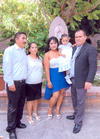 Sofía Miranda el día de su bautizo acompañada de sus papás, Sr. Juan G. Guerrero y Sra. Lorena Gómez, y sus padrinos, Sr. José Ángel Díaz y Violeta Reyna.