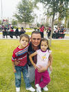 05122013 Mónica con sus hijos Ángel, Andrea y Alonso.