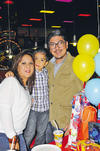 08122013 PIñATA.  Rodrigo con sus papás, Liliana y Rodrigo, el día de su cumple.