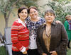 08122013 Blanca, acompañada de su mamá, Sra. Blanca Velázquez, y su futura suegra, Sra. Leticia Santelices.