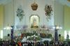 Fieles católicos festejan a la Virgen de Guadalupe con cantos, danzas, rezos, serenatas y flores.
