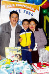 18122013 PASA UN FELIZ CUMPLEAñOS.  José Antonio con sus papás, Jesús e Isabel Cristina.