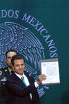 Tras las participaciones de personalidades de la política, Peña Nieto suscribió el documento a las 13:10 horas.
