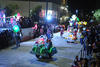 Pequeños vehículos coloridos y con luces transitaban entre el resto de los actores y participantes.
