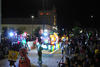 Con éxito se realizó el Desfile Navideño “Noche de Paz’’ organizado por el DIF Coahuila. 16 vistosos carros alegóricos adornados profesionalmente y la participación de más de 160 actores, así como voluntarios de la institución, botargas, bailarines y música, pusieron de fiesta el centro de la ciudad.