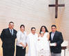 Jesús Hernández, Dra. Patricia de León, Pbro. Víctor Manuel Gómez, Andrea Márquez y Carlos Márquez con el festejado.
