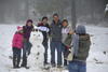 Familias han aprovechado para acudir a disfrutar de la nieve en Arteaga.