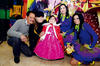 Egla Esmeralda con sus papás, Sr. Jesús Carranza y Egla Torres de Carranza, con dos personajes del show que ambientaron la bonita fiesta.