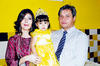 30122013 DIVERTIDO FESTEJO.  Regina Lee González acompañada de sus papás, Dora y José Luis Lee, el día que celebró su cumpleaños número tres.