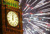 Un espectáculo de pirotecnia alumbró el Big Ben en Londres en la llegada del 2014.