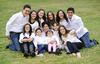 Consuelo García de Valenzuela con sus nietos: Gaby, Paulina, Sammy, Diego, Adrián, Arantza, Sabrina, Regina, Huguette, André y Victoria.