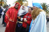 Los Reyes Magos se hicieron presentes en el Paseo Colón y se tomaron fotografías con los paseantes.