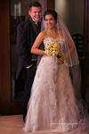 Veronica Rico y Gilberto Machuca en una fotografia de estudio el día de su boda.-  Estudio Laura Grageda
