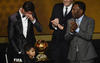 La entrega fue realizada por figuras como Michel Platini y Pelé, que acompañaron a Joseph Blatter en el momento cumbre para Ronaldo.