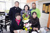 Karla con un grupo de invitadas, quienes la felicitaron por su próximo matrimonio con el Sr. Gilberto Morán Rocha.