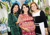 La futura mamá luce acompañada de su suegra, Sra. Laura de Díaz, y su cuñada, Liz de Leal, organizadoras de su "baby shower".