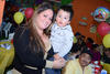 EN RECIENTE FESTEJO INFANTIL.  Cynthia con el pequeño Iker.