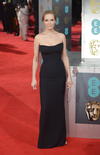 La actriz Helen Mirren lució un espectácular vestido azul oscuro.
