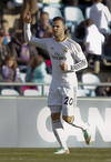Gareth Bale separa a su compañero Karim Benzema al enfrentar al jugador Alexis Ruanoz del Getafe.