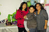 CUMPLE NUEVE AÑOS.  Alejandro Girón con su mamá, Lizeth, y su abuela, Rosa Elia.