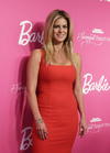 Christie Brinkley lució un escotado atuendo.