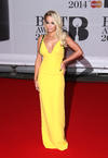 Pharrell Williams desfiló por la alfombra roja al lado de su esposa.