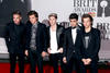 La banda británica One Direction, una de las más esperadas de la noche, desfiló por la alfombra roja, ante los gritos de sus fanáticas.