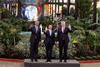 En el marco de la celebración de la Cumbre de Líderes de América del Norte, los presidentes Enrique Peña Nieto, Barack Obama y el primer ministro de Canadá, Stephen Harper, se tomaron la fotografía oficial.